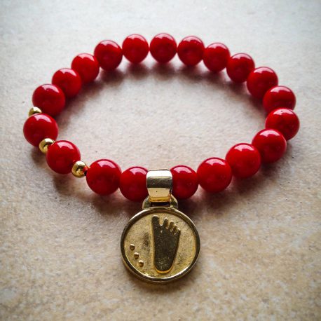 Pulsera-de-coral-con-dije-de-chapa-de-oro-pie